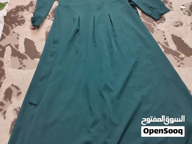 فساتين للبيع تلبس احجام كبيره الواحد بخمسه