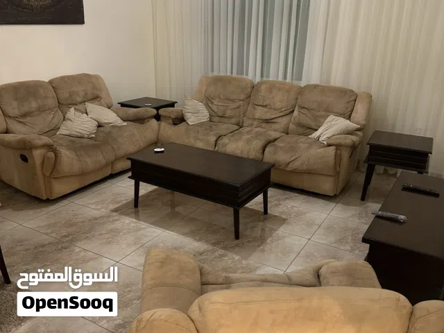 طقم جلوس أمريكي ركلاينر شامواه عسلي بحالة جيدة جدا مع طاولة تلفزيون مع طاولة و سط و طاولتين جانبي