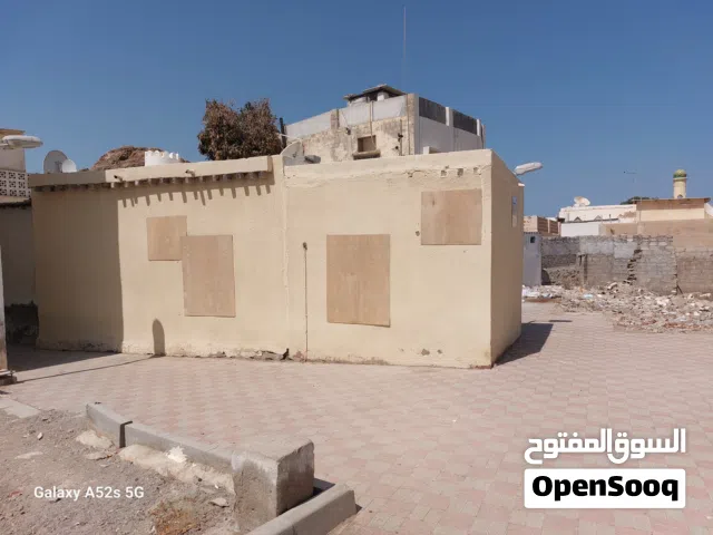 للبيع بيت قديم في مسقط قريب من قصر العلم و المتحف الوطني. موقع التكية