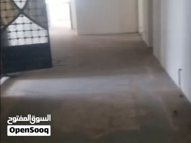 شقتين دور ثاني مع حوش سيارات في شارع القصر جوار البنك العربي 1500 دولار