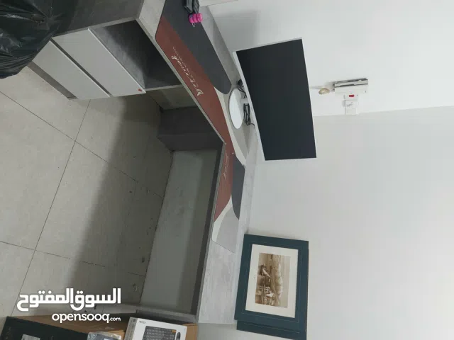 مكتب حرف L    مقاس 2×2 متر بحالة جيده جدا