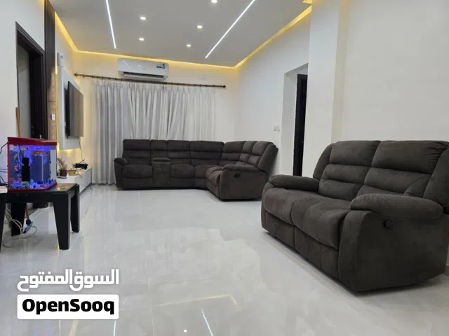 طقم ريكلاينر فخم بحالة جيدة جدا - 8 مقاعد