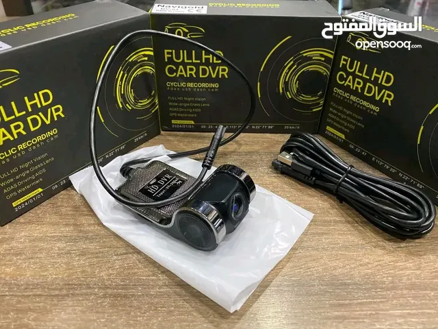 جهاز تسجيل فيديو رقمي (DVR) للسيارة بدقة Full HD. يُعرف أيضًا باسم كاميرا لوحة القيادة أو "داش كام"