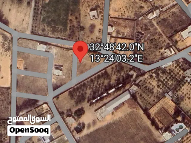 أرض في سيرتي مقسم الشريف مقسم مقطرن وسكني بالقرب من مسجد الامام قالون ثلاث وجهات وجهتين عالقطران