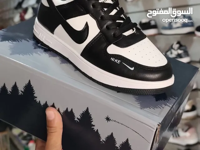 حذاء نايكي اسود بابيض جديد