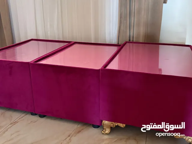 طاولة مجلس وسطيه عدد ثلاث تنجيد بحالة ممتازه