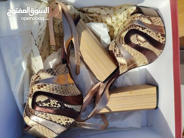 حذاء كعب عالي