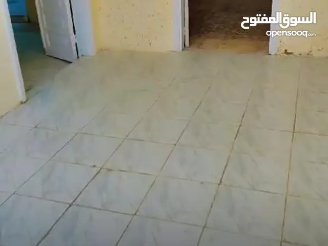 بسبب السفر شقه ارضي للبيع 3 غرف نوم و2وصالونين و 3حمامات و2 ومطبخين وحديقه صغير 3-4م داخل المنزل في