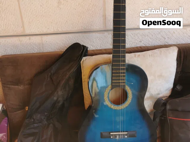جيتار مستعمل بحاجه وترين مقطوعين لون منيز