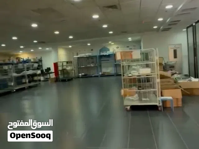 محل للايجار 100م مع ميزانين 100 م بالشويخ منطقة التلال مكيف يصلح لجميع انشطه البيع بالتجزئة و الجملة