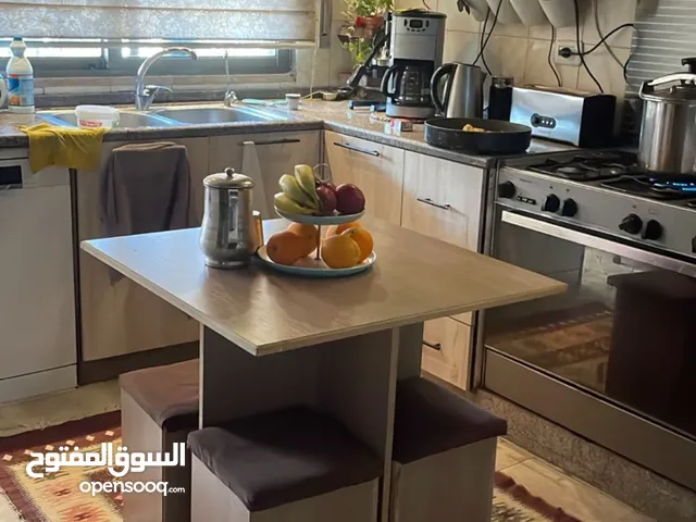 طاولة مطبخ 4 كراسي نضيفه جدا