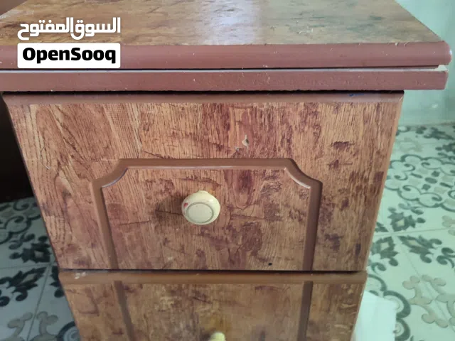 طاولات جانية للسرير العدد 2 بحالة جيدة للبيع لعدم الاستخدام
