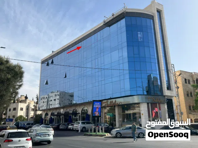 مكتب فاخر جديد وبانورامي للإيجار مساحة 75 متر
