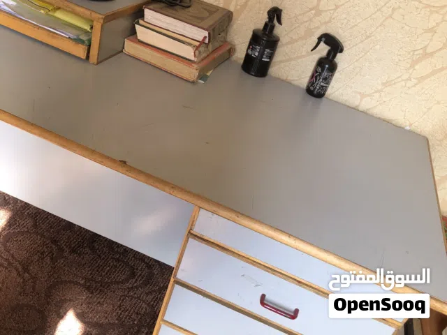 مكتب خشب بحالة الوكاله