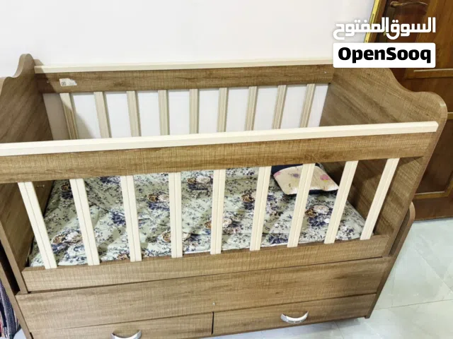 سرير اطفال جديد هزاز لغاية عمر 6 سنوات جديد ونظيف جدا يحتوي ع مجرات عدد2