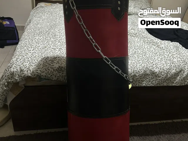 كيس ملاكمة مع كامل معدات التركيب – جاهز للاستخدام.