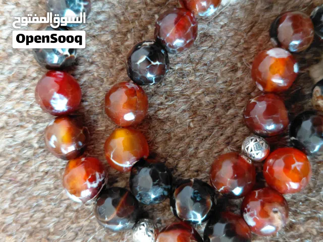 حقائب و سجادات و سبح من الجلد الطبيعي و الاحجار الكريمة