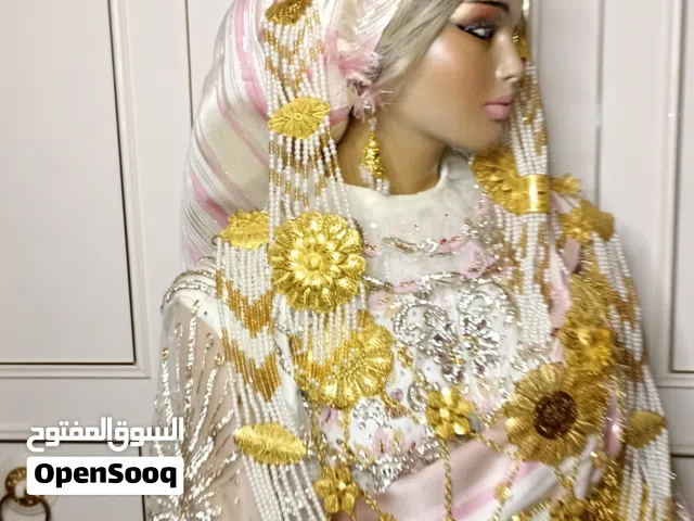 بدلة صغيره للبيع بسعر حرق كرستال ولةلي ومطرزه يدوي بي الخرز صاحبها يبي يبع بيع مستعجل ضروري ضروري جد
