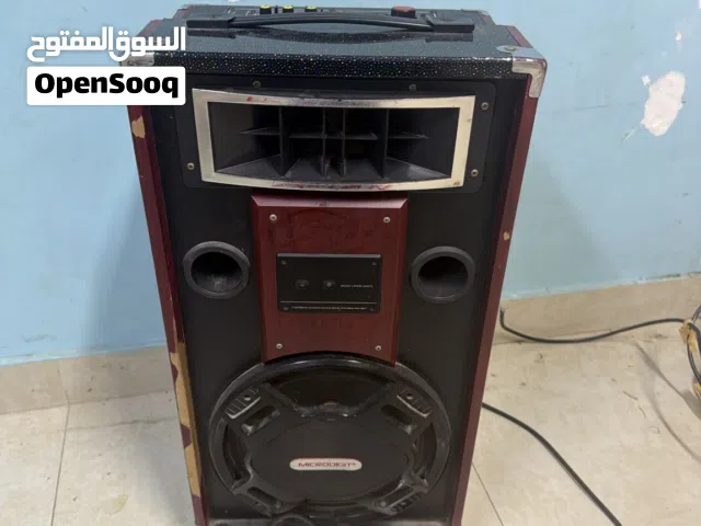 سبيكر صوت كبير (Portable Speaker) حجمه كبير ومناسب للحفلات والجلسات فيه: