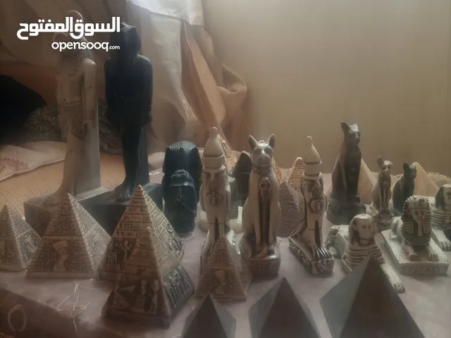 اهرامات وتحف ومجسمات