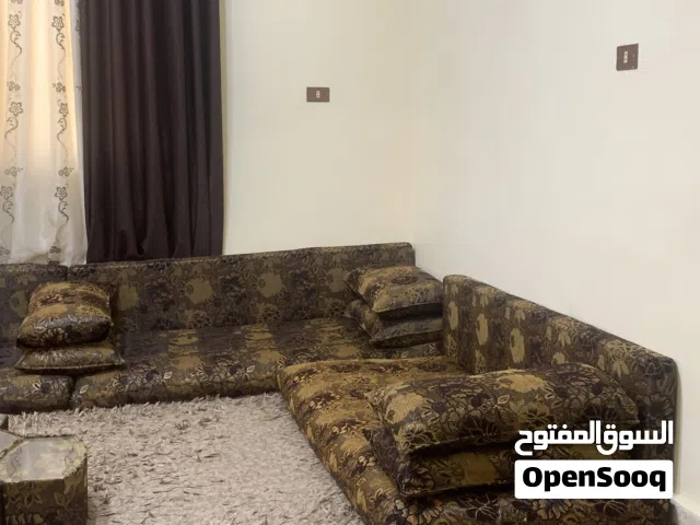 جلسة أرضية عربية فخمة جداً (صوف) مع طاولتها للبيع بسعر منافس وقابل للتفاوض