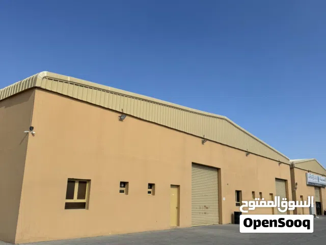مخازن مجهزه بالعوازل الحراريه بالكامل ، مطابق للشروط الصحيه. المرافق: مكتب+ دوره مياه+ مطبخ تحضيري
