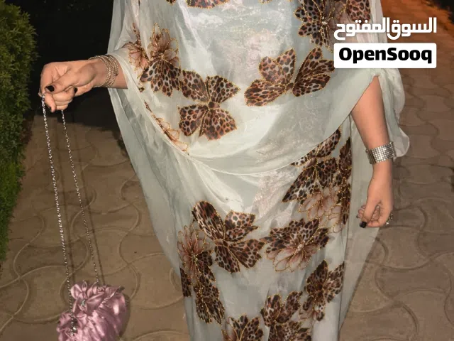 عرض تياب عروسات وتاجرات