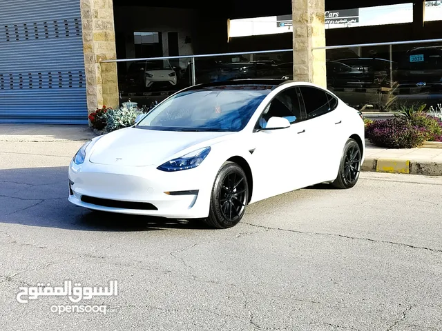 تيسلا 2022 model 3 بحالة الوكالة فحص كامل اوتوسكور +B لون مميز في الحرة للبيع بسعر لقطة ومحرووووق