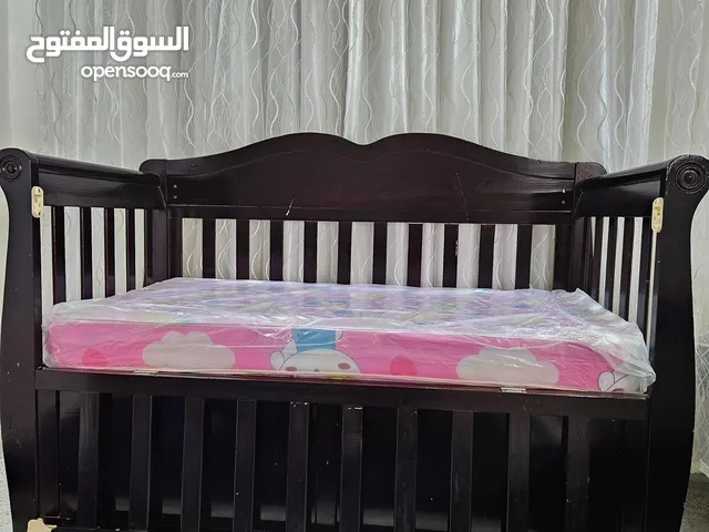 سرير اطفال مع فرشة بحالة جيدة استعمال خفيف