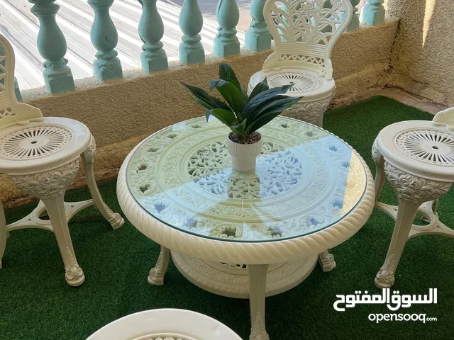 طقم طاولة مع 4 كراسي – لون أبيض عاجي – مناسب داخلي وخارجي (جديد غير مستعمل)