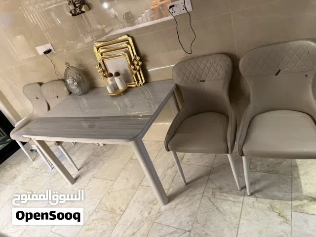 ميز طعام مع 4 كراسي للبيع