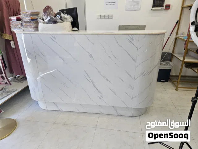 مكتب أو طاولة كاشير أو أستقبال