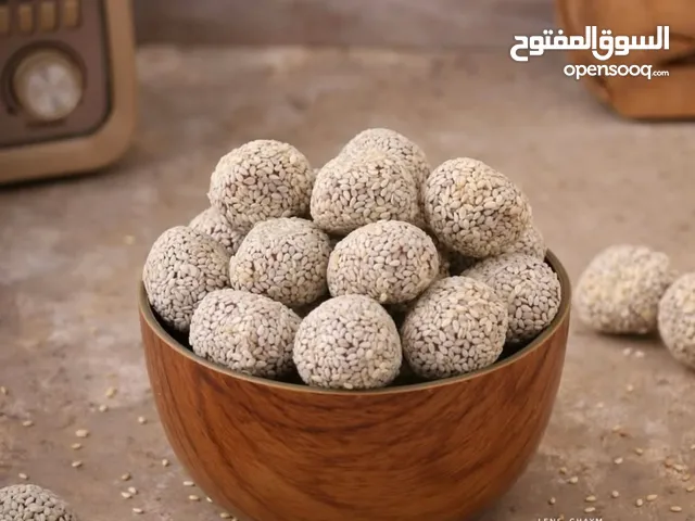 تمر بالسمسم والطحينيه والنارجيل