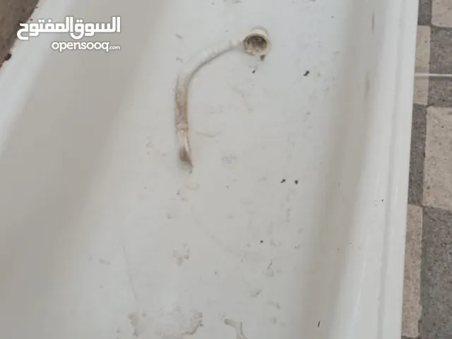 أغراض حمامات بانيو فيربلاس عدد 2 _مغسله مع قاعدة عامودية عدد 3 _حوض فرنجي كامل عدد 3 _شطافة عدد 2