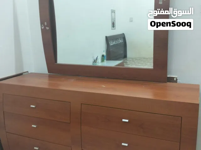 تسريحة غرفة نوم خشبية أنيقة بحالة ممتازة مع مرآة كبيرة السعر 40 (قابل للتفاوض)