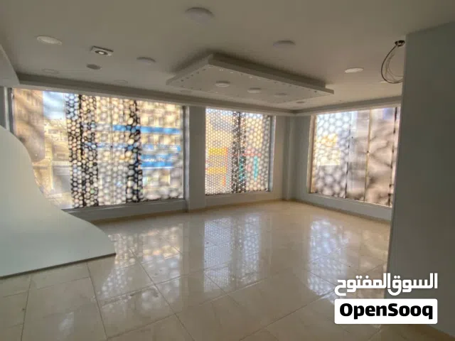 موقع للايجار الزرقاء الجديده شارع 36 بجانب قاعات بدران مجمع الطوباسي