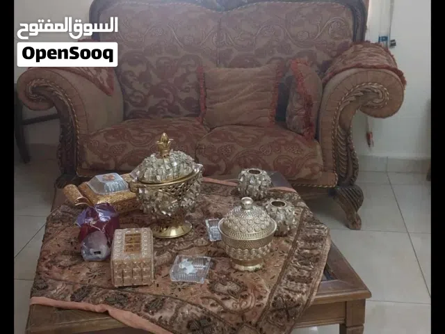 طقم زان تفصيل مع طاولات وتحف ب