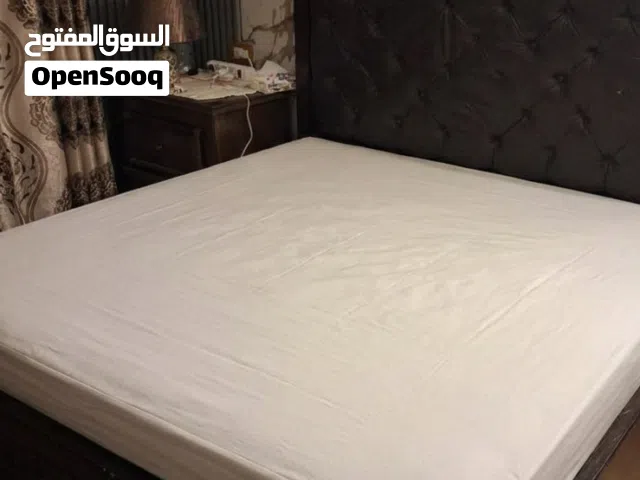 تخت لون بني غامق بحاجه لفصالات اما التخت ما في كسور ظهر منجد بدون فرشه مع اثنين كومودينو