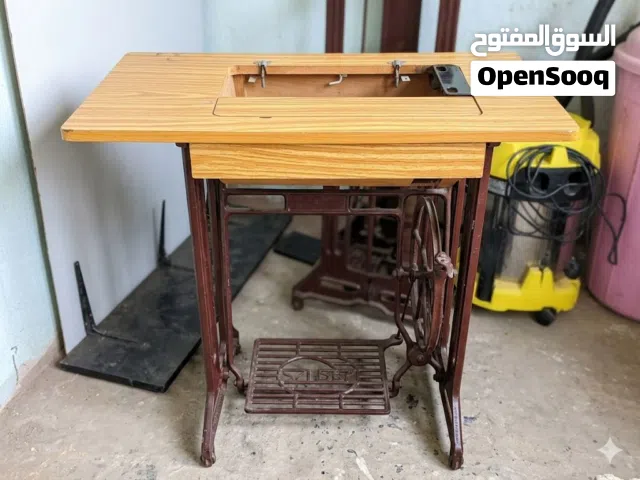 طاولة مكينة خياطة حديد زهر للبيع  حالة وكالة  تصفية سفر صنعاء