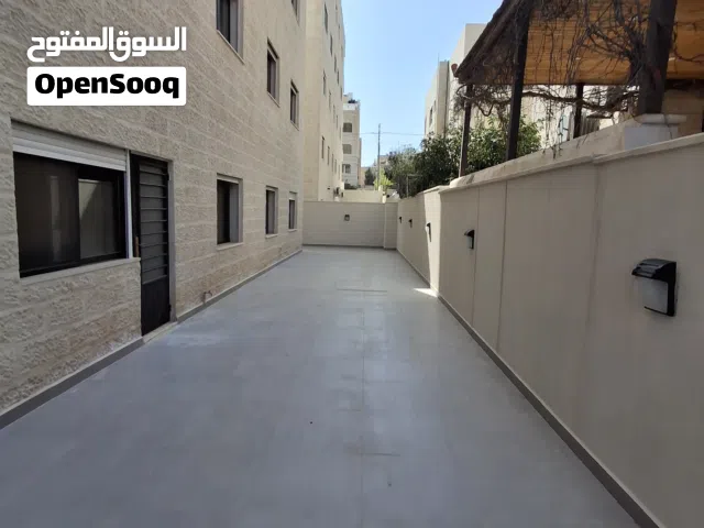شقه ارضيه في الجندويل 136م مع تراسات خارجية واسعة وكراج خاص