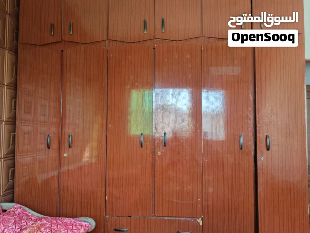 خزانة ملابس بحالة ممتازة للبيع، نظيفة وعملية وبسعر مناسب.