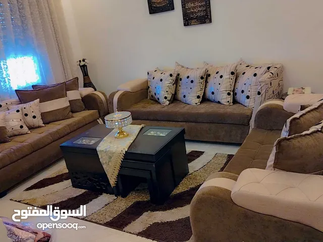 طقم كنب شبه جديد للبيع مع الطاوله السعر 175 دينار اربد..... ضاحيه الحسين