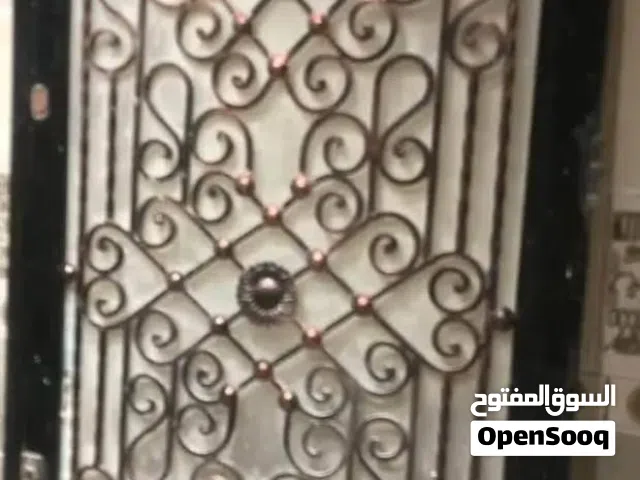 بوابة حديد عرض 108 سم ومعاها جزء في الحلق بيعليها لحد 273 سم من غيره ارتفاعها 217 وفيها ديكور