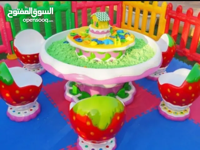 للبيع طاولة الرمل الطبي مع 6 كراسي و15 كيلو رمل طبي والعاب بلاستك