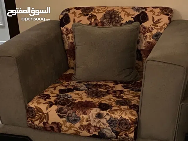 اربع كنبات وطاولات