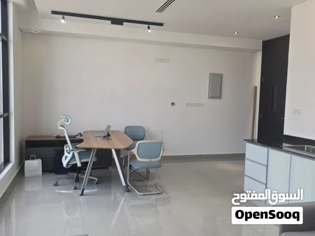 مكتب للايجار في بوشر بمساحه مفتوحه40متر /Office for rent in Bousher with an open area of 40 square