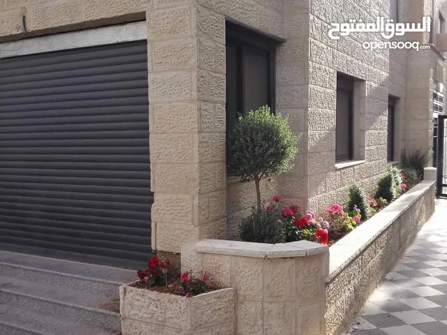 صالحه لسكن أو تجارية طابق ارضي باب سحاب كل اشي جاهز