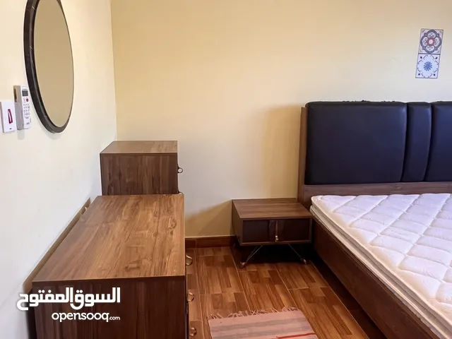 غرفة نوم حديثة للبيع - سرير كينغ + دولاب + تسريحة + كومودينات