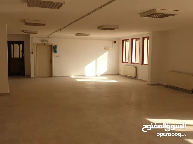 علاء حجيج مبنى للبيع بالقرب من دوار الثورة  الرقم المرجعي : 2752