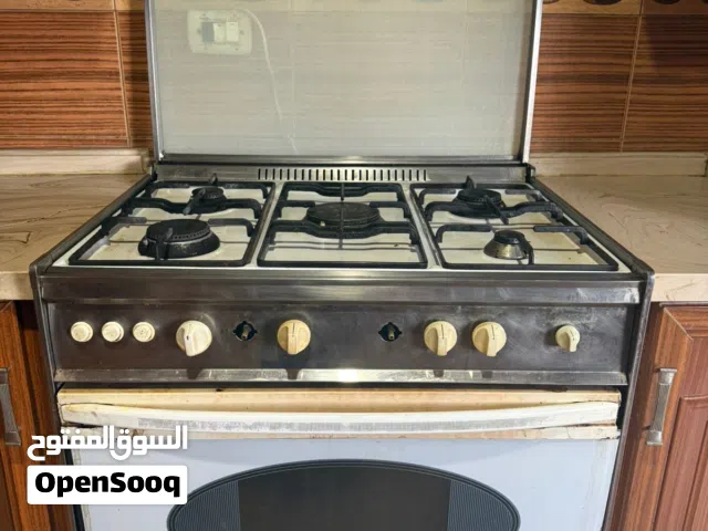 فرن وثلاجة وطقم غرفة معيشة